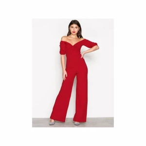 Jumpsuit storlek: M - Helt ny! Aldrig använder någon gång, bara prova för det mesta! Säljer pga det är för small storlek för mig 🙂