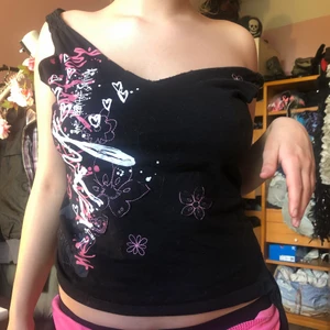 Y2k topp - Tufft y2k linne med ett coolt tryck!!! Går att knyta på sidan🥰 skriv till mig ifall fler bilder önskas💕