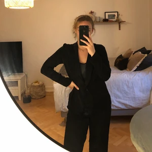 Snyggt svart kostymset  - Mönstrat svart kostymset från Lindex. Storlek 38 i byxorna, S/M kavaj. Skriv om du har frågor! Du står och väljer själv frakten. 