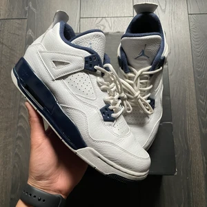 Air Jordan 4 Columbia - Tja! Säljer dessa Air Jordan 4s i väldigt bra skick! Orderbekräftelse samt box medföljer. Går att mötas i Sthlm, annars frakt! Har du frågor är det bara att höra av dig ✌🏻