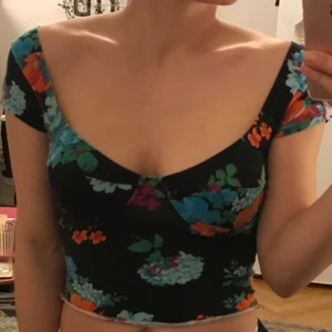 Kenzo blommig topp, XS - Uuunderbar tropiskt blommig tröja likt en balconette från Kenzo. Svart med vackra färger. Lite magtröja och cropped.   Kan mötas i Stockholm eller skicka mot fraktkostnad! ✨🌸✨
