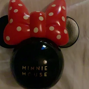 Parfym!  - säljer denna parfymen då jag fått den av en vän & tycker inte den ”passar” mig! parfymen har en fin form. den är aldrig använd utan har bara luktat på den. 100ml! Det är ingen barnparfym utan en vuxen parfym. Frakt tillkommer 