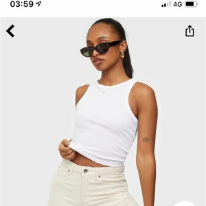 Vitt ribbat linne  - Vitt linne från missguided. Använt 1 gång, säljer pga lite för litet för mig.