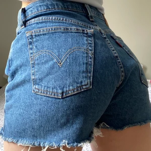 Levi’s 501’s shorts - Levi’s 501 shorts i mellanblå tvätt. Endast använda en gång (nyskick) säljer pga för stora. Storlek W28