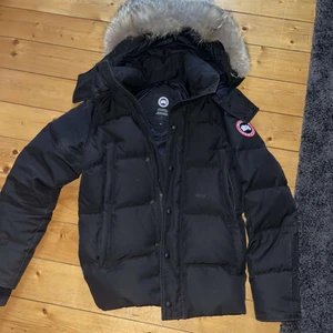 Canada Goose Vinterjacka - Bra skick med äkta päls, använd en vintersäsong. Strolek S men passar M, startpris 4500 högsta bud får den direkt. (Ordinarie pris: 10190kr) 