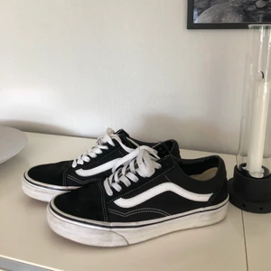 Vans - Säljer mina Vans old skool i storlek 38,5 då jag har ett par andra Vans i liknande modell som jag använder mer. Använda 3-4 gånger därav fortfarande bra skick. Säljer för 250 + frakt💞