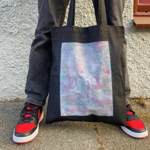 Tygpåse - Vårt UF företag säljer tygkassar med ett snyggt och stilrent tryck på🥰 Kan mötas upp i Mariestad annars tillkommer en fraktkostnad på 35kr