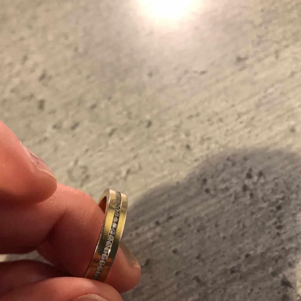 Säljer Denna skitfina ring från edblads som tyvär inte passar mig :( guld med diamanter (inte riktig, antar jag) 🤍 ca 2 cm diameter . Accessoarer.