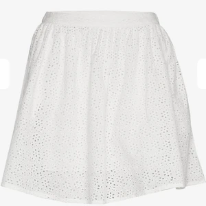 Vit sommarkjol med fickor - Supersöt vit sommarkjol med ”blommigt” mönster och två fickor 🤩 dragkedja på sidan, köpt för 599 från superdry💕 säljer för att den inte kommer till användning längre