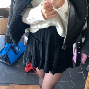 Svart volang kjol - Säljer denna jättesöta kjolen eftersom att den inte passade mig så bra, köpte den förra sommaren av en tjej på plick men den kommer ursprungligen ifrån shein. Väldigt bra skick utan några defekter. 