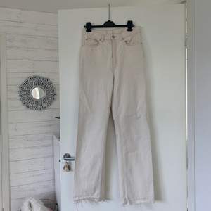 Säljer ett par beige/vita rowe jeans för modellen passar inte mig:( använda men bra skick💞💞uppsprättade så det ska bli längre!!!