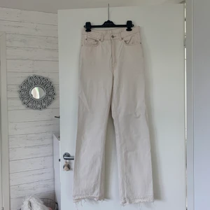 Rowe Jeans - Säljer ett par beige/vita rowe jeans för modellen passar inte mig:( använda men bra skick💞💞uppsprättade så det ska bli längre!!!