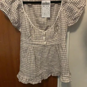 Brandy melville blus 🦋  - Hej! säljer denna jätte finna blus ifrån brandy melville, jag säljer den eftersom att den var lite för liten för mig! har endast provat lappat finns kvar!