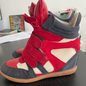 Sjukt snygga Isabel Marant-kopior - Snygga röda, vita och marinblåa Isabel Marant liknande skor. Lite dammiga och smutsiga, men annars väldigt bra skick! Sköna! Säljes då de är för stora för mig som har en liten 36a i storlek ❤️ Kan sänka priset vid snabb affär! Jag köpte dem för 266kr och har inte använt dem alls!