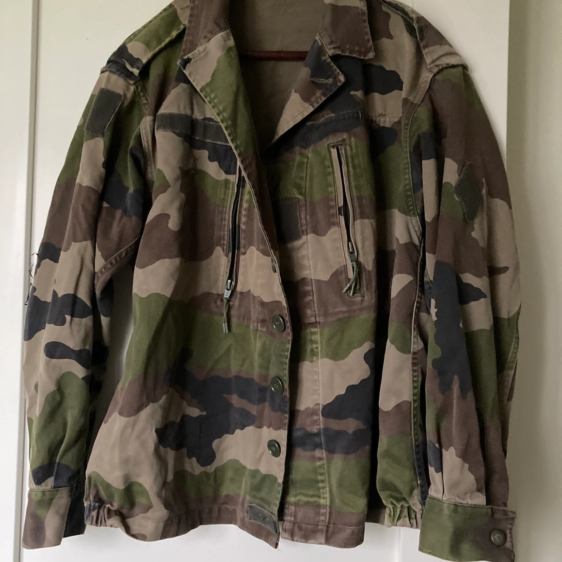 Militärjacka i grön kamouflage  - 90