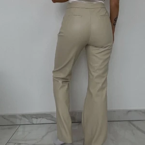 Beiga skinnbyxor - Snyggaste beiga skinnbyxorna från nelly i strl 36! Spårbar frakt 66kr☺️⚡️