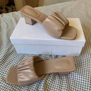 Klackar - Låga klackar perfekta till sommaren. Aldrig använda, bara hemma för att testa. Jätteskona att gå i då de har en mjukare punkt på hälen. Sitter lite tajt om foten, men perfekt tajt så att de inte åker av när man går med dem. Frakt tillkommer. Vi kan säga att frakten kostar 50kr, så 150kr totalt.