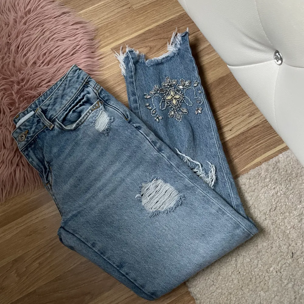 Zara jeans i storlek 34, nästan ny. Jag använder jeans inte eftersom är små för mig 😊 kolla min profil 💞. Jeans & Byxor.