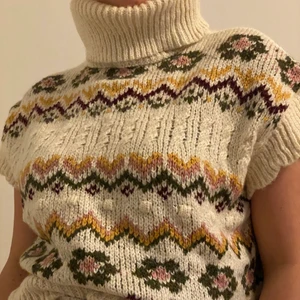 Stickad väst med polo från zara! Nypris 359.  - En stickad väst från zara, aldrig använd! :D