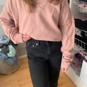 Rosa tjocktröja - Det är en jätte fin rosa tjocktröja med lite v-ringning där fram. I nyskick då den aldrig är använd. Är i storlek M men funkar säkert för S eller L beroende på hur man vill att den ska sitta. Mitt pris 100 + frakt❤️ skriv gärna för mer information eller mer bilder. Pris skulle kunna gå å diskutera vis snabb affär❤️