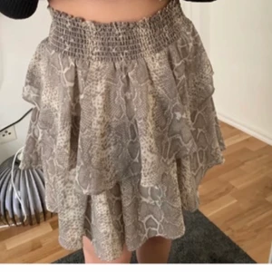 Volang kjol - Det är en jätte fin volankjol ifrån ginatricot i storlek 38 men skulle säkert passa 36 om man syr in den lite. Den är jätte fin men säljer då den inte var min stil. Mitt pris är 150 + frakt eller högsta bud.❤️ hör gärna av er för mer bilder eller mer information❤️