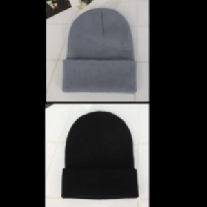 Mössa - (DEN GRÅA ÄR SÅLD). Oanvänd mössa säljer på grund av att jag har likadan passar perfekt för hösten/ vitern. En för 100kr eller två för 150kr, frakten tillkommer. 
