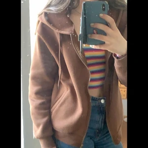 Brun fleece - Trendig brun fleece! Finns fickor, strl L o sitter lagom oversized på mig som har S.