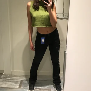 Crocker jeans - Svin snygga lågmidjade crocker jeans! Köptes på sellpy och är i mycket bra skick. Säljs då jag tycker att de känns en aning tajta vid rumpa. Rekommenderar till någon som brukar ha Xs/liten S/25,26 i waist. Storlek 27/33 på jeansen. Jag är 165cm, passar ngn upp till 170