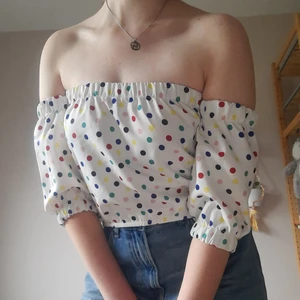 Prickig of shoulder från Zara Strl M - Prickig of shoulder tröja från Zara. Märkt som M, men sitter ganska tajt i resåren, så passar nog S också.