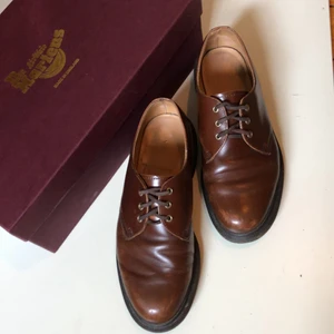 Dr Martens Made In England 1461 Tan Boanil Brush - Ett par Dr Martens från Made In England kollektion. Tillverkade i originalfabriken i England. Väl använda men väldigt hög kvalitet. Skosnörena saknar i ena ändan den lilla plastbiten. 