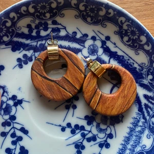 Örhängen av trä - Supersöta örhängen av trä. Köpta vintage second hand i London. Köpare står för frakt 💓pris går o diskutera 