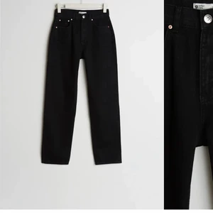 Straight leg jeans black denim - Start straight leg jeans från Gina Tricot. Använt ett par gånger. I bra skick. Storlek 34