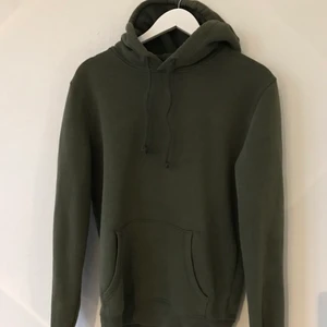 Divided - Mörkgrön/brun luvtröja i str S, bra skick och inte urtvättad. Köpare står för frakt.