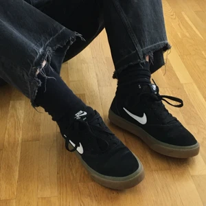 NIKE SB - ett par Nike sb i storlek 36,5, passar mig som brukar ha storlek 36-37 i skor. Supersköna att skejta i eller bara ha för att gå runt. Knappt använda. 