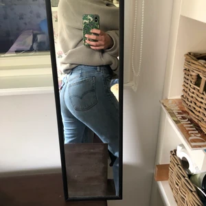 Levis Jeans  - Säljer nu mina fantastiska wide leg Levis jeans! Dom snyggaste byxorna någonsin!! Höga i midjan, vida ben med slitningar längst ned. Jag är en M och på mig sitter dessa som en smäck. Dom sitter även ursnyggt om dom sitter lite oversized så skulle säga att dessa passar på alla från xs-m. Köparen står för frakten! Nypris 1200 