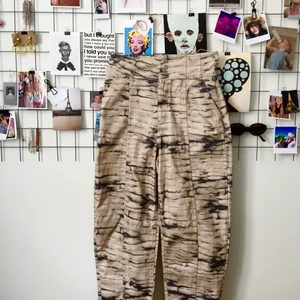 Coola baggy jeans  - Skitsnygga beiga jeans med ett grå/svart mönster i en baggy modell inköpta på HM. Råkade köpa fel storlek, så dessa är helt oanvända! :) Köpta för: 400kr Säljer för: 2`00kr