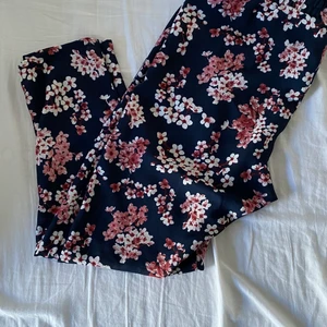 Blommiga byxor  - Blommiga byxor som är passande för varma till varma sommardagar, hade köpt de inför min student frukost och de passade jättefint och var jättesköna 😊 