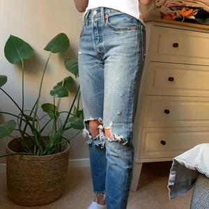 Levis jeans 501 - Vanliga 501:or, vintage look med lite revor här och för. sparsamt använda då de är för små så super bra skick, ser nya ut. Org pris 1000