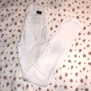 Vita Stretchiga tighta jeans från DR.DEMIN ✨  