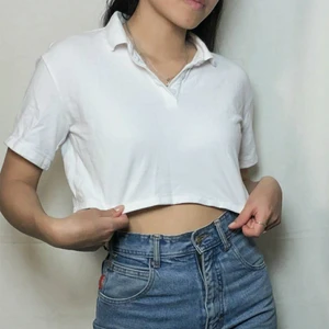 Vit topp - Croppad vit topp från Monki. Priset kan diskuteras 💖