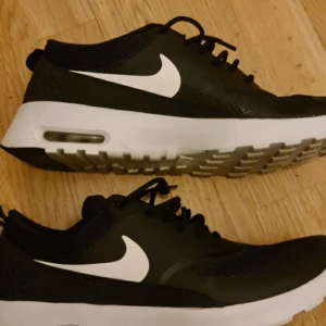 Thea Nike  - Använda 2 ggr - som nya ! 550 kr kan hämtas i Majorna i Göteborg eller skickas för 80 kr. Kap ! Tyvärr lite för små för mig efter graviditet. 