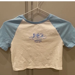 Croppad tröja  - Lägger ut igen pga oseriös köpare! Säljer denna helt oanvända tröja från SHEIN🥰den är super fin och är en perfekt sommartröja! Kontakta mig om ni vill ha flera bilder🥰kan passa en xs 