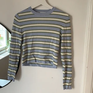 Zara topp - Jättesöt topp från zara. Är i storlek L men passar även mig som vanligt vis har stolek S (Använd 3 ggr). Bjuder på frakt💙