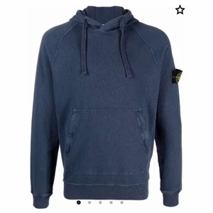 Stone island tröja - Gör en intressekoll på min stone tröja då den ej kommer till andvändning längre, köpt på johnells för ett år sen har tyvärr inga kvitton kvar, köpte den för 2600 ny. Kan skicka bättre bilder vid intresse, finns lappar så man kan se att den är äkta. Pris kan diskuteras vid snabb och smidig affär❣️