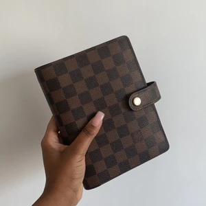 Louis Vuitton kalender - En Louis Vuitton kalender i läder medium storlek. Väldigt användbar och går aldrig ut i stil. Det är jag på båda bilderna. Jag har bytt ut med egna sidor i kalendern som jag beställt från en hemsida men jag skickar med Louis Vuitton sidorna tillsammans med kalendern. Pris kan diskuteras och sänkas vid snabb affär och jag kan frakta om så önskas 💗
