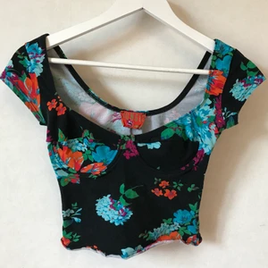 Kenzo blommig topp, XS - Uuunderbar tropiskt blommig tröja likt en balconette från Kenzo. Svart med vackra färger. Lite magtröja och cropped.   Kan mötas i Stockholm eller skicka mot fraktkostnad! ✨🌸✨