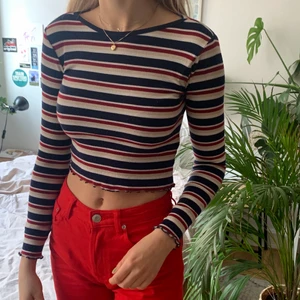 Randig långärmad tröja - Säljer denna randiga långärmade tröjan från HM. Storlek XS. Använd men i fint skick. Säljer för 50kr