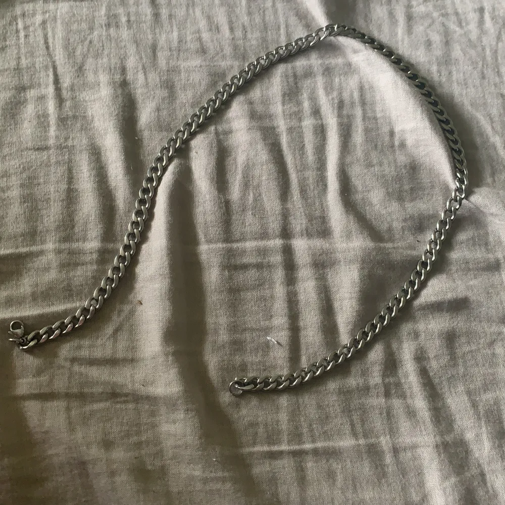 Ett silverhalsband som inte varit använd på några månader då jag köpt ett nytt, den är riktigt fet o diggar den som fan men om nån är sugen så är de bara höra av sig (storlek 50cm lång och 0.5 cm bred). Accessoarer.