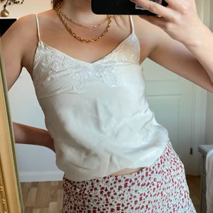 Siden linne - Snyggt linne från Hm!! Det är benvitt och gjort i siden material. Linnet passar Xs-S!!! Det är fint och knappt använt. Frakt tillkommer💕