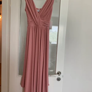 Balklänning - Superfin balklänning från Bubbleroom i storlek Xs,  helt oanvänd då min bal blev inställd. Sitter bra på mig som är 158cm men skulle rekommendera till någon lite längre då den gick nästan ner till mina fötter. Köpt för 560kr och säljer för 200, frakt ingår inte<3